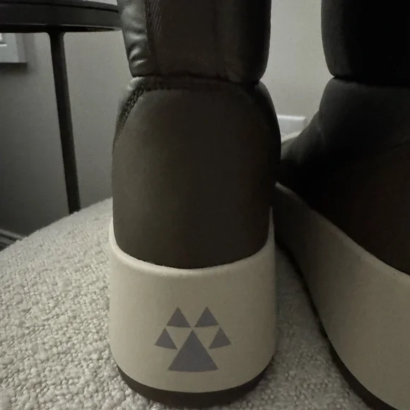 NWT Cougar Magneto Loden color snow boots~Size 8~Gorgeous boots! - Picture 9 of 16